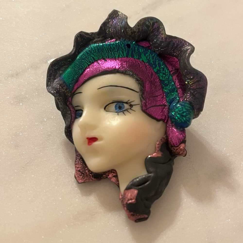 VTG Art Deco Lady Face Head Brooch Pin With Metallic Hat Accents